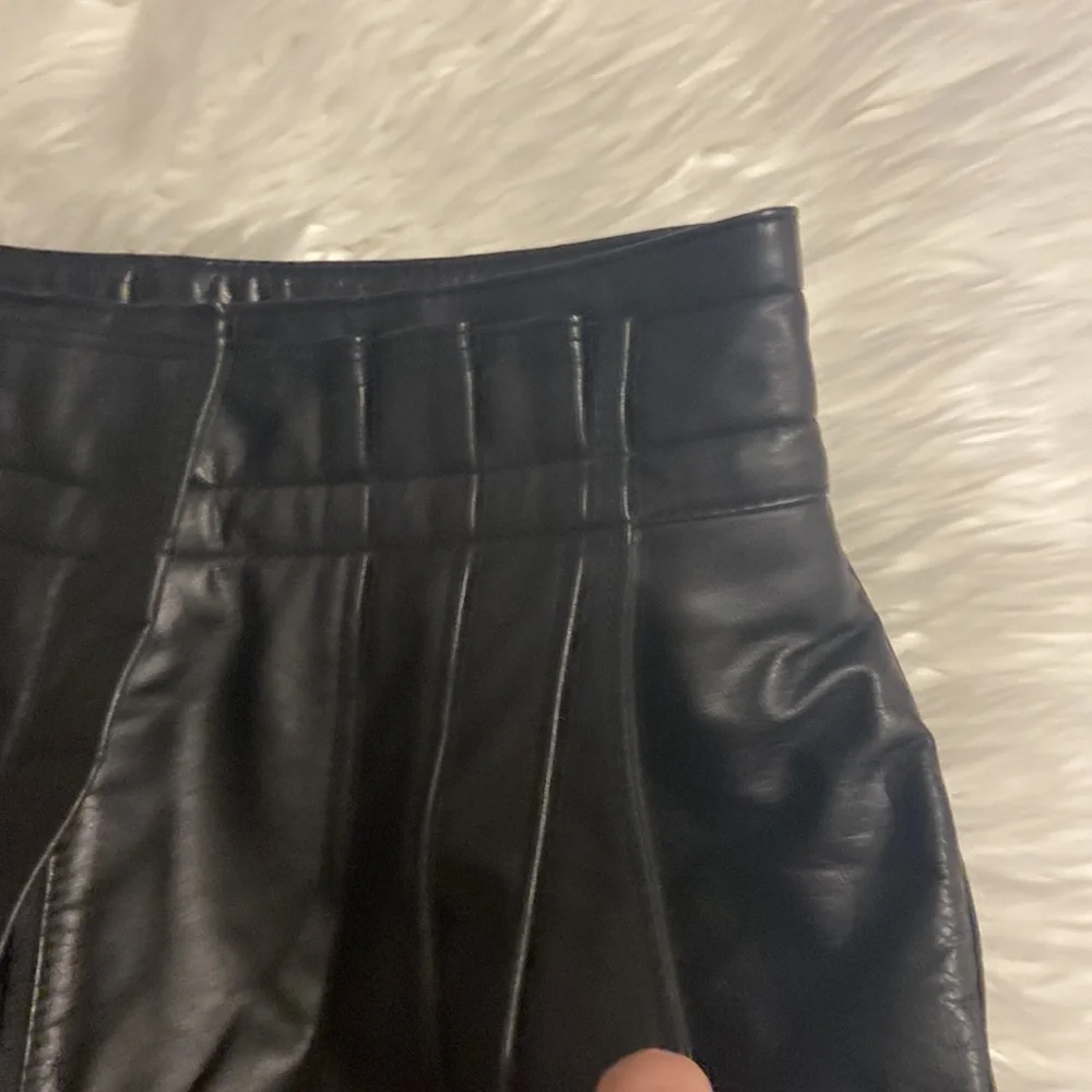 TOFFS High waisted 100% leather pants size 6M inseam 30” waist 26” flat - Picture 10 of 12